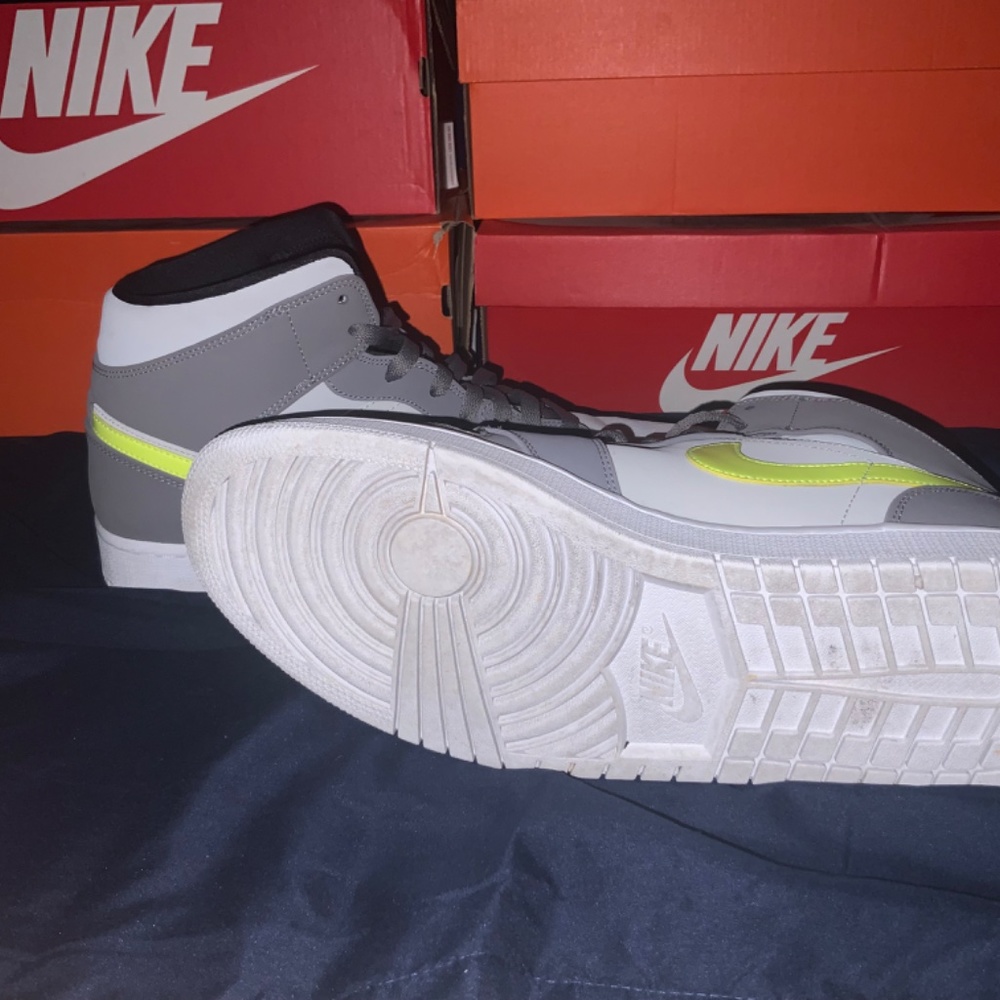 Jordan 1 Mid Gunsmoke Volt Size 12.5 - Picture 12 of 13